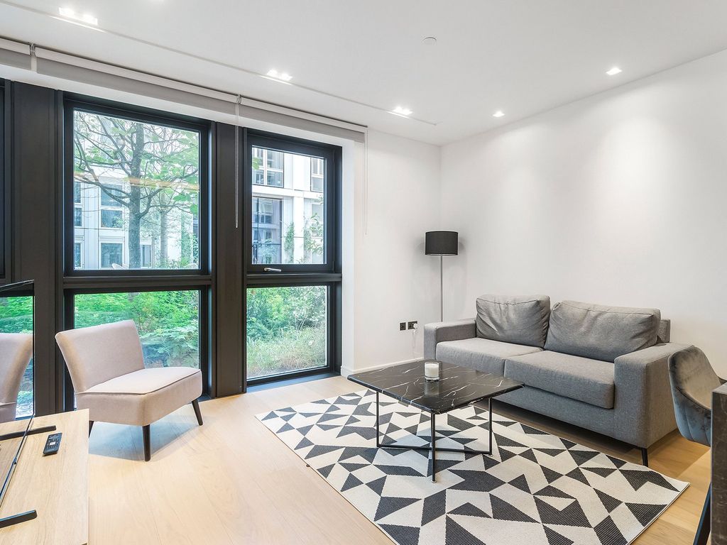 Property photo 2 of 15 Lincoln Square