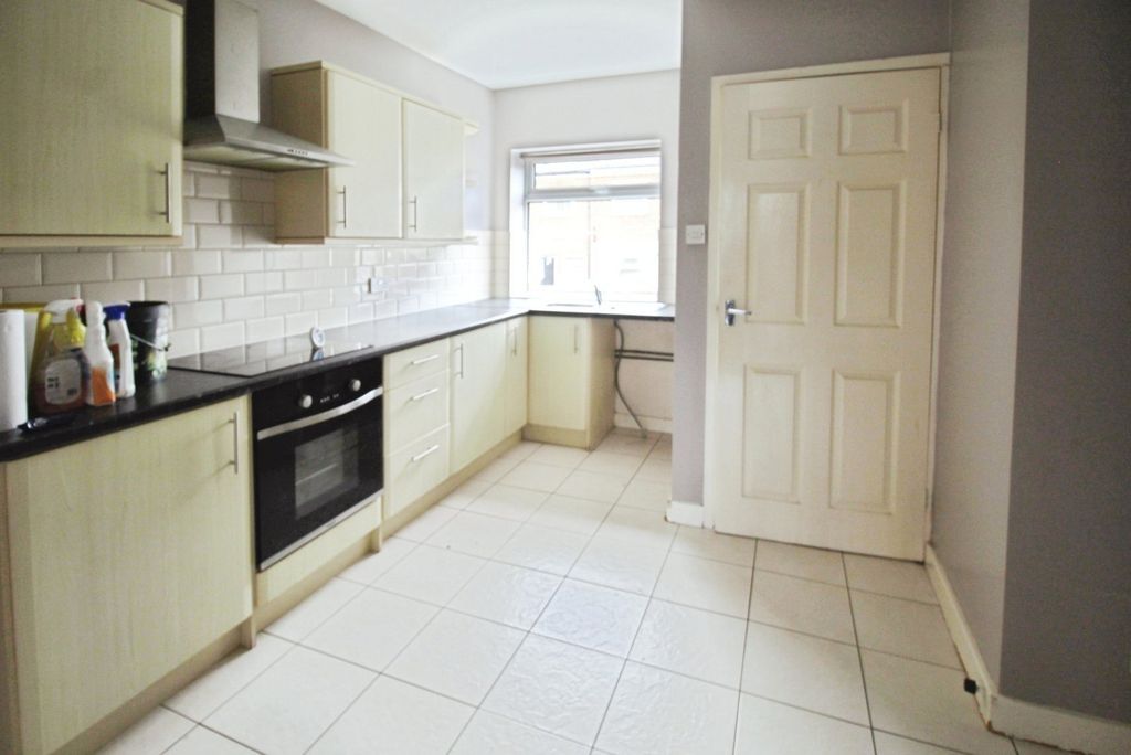 Property photo 3 of 9 Kitchen