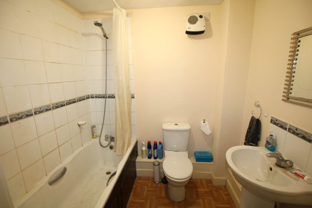 Property photo 3 of 6 14Wickhamcresc