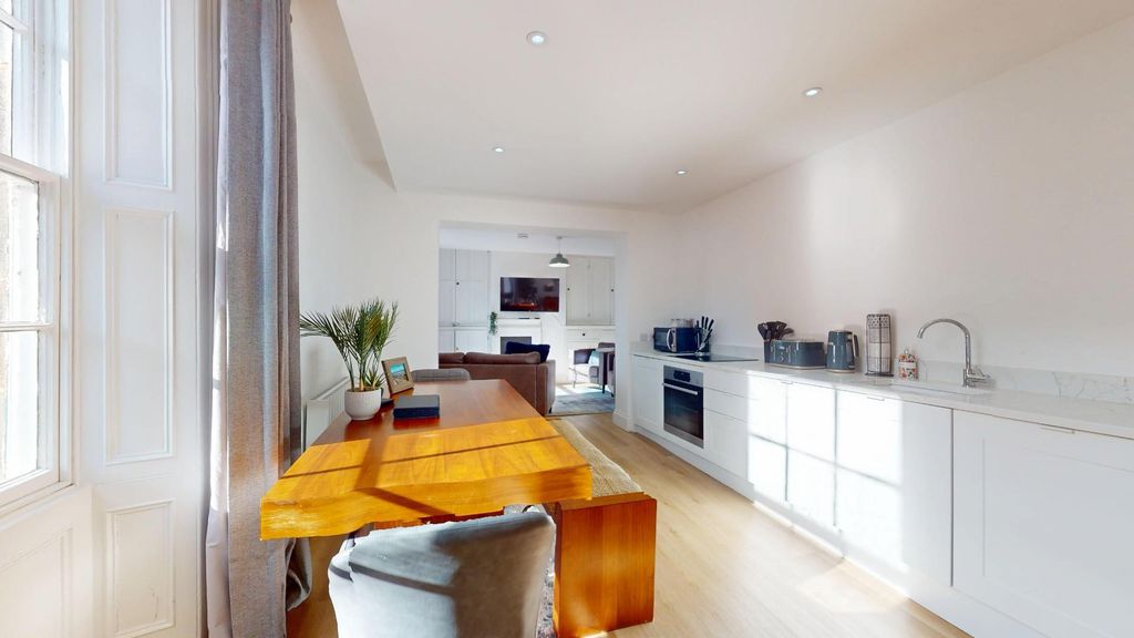 Property photo 3 of 10 Flat-2-38-Boroughgate-Kitchendiner.Jpg