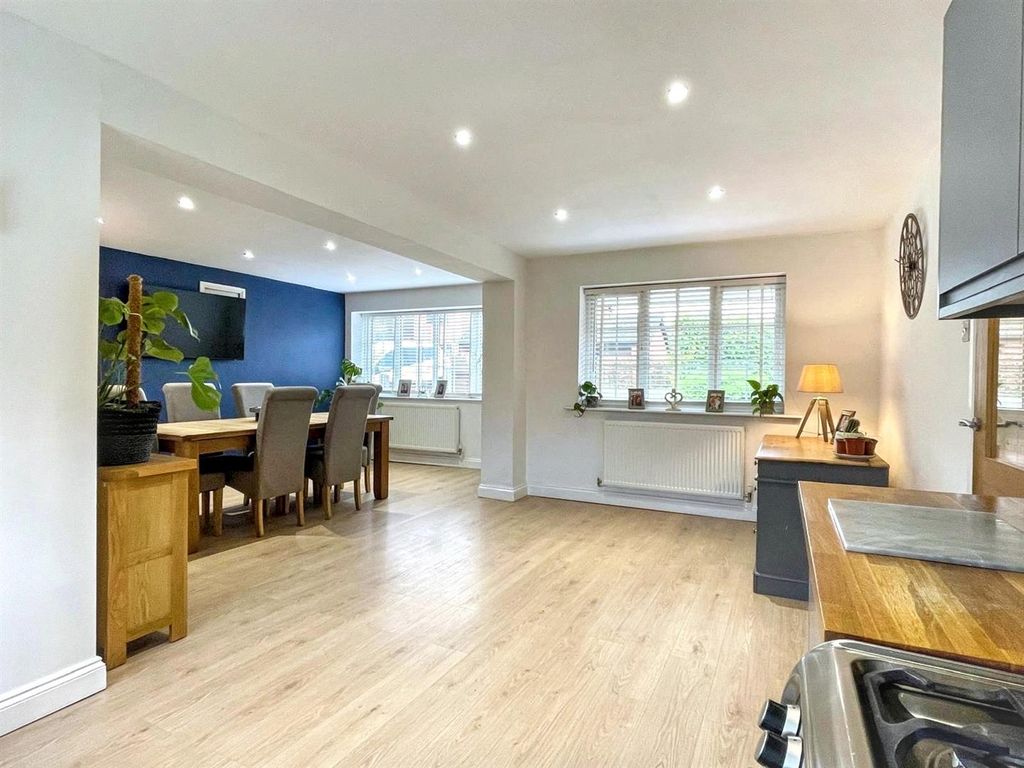 Property photo 2 of 33 Kitchen Diner