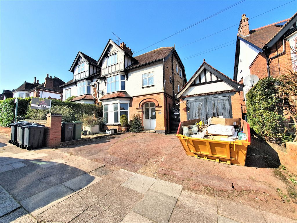 Property photo 1 of 1 Two-Bedroom Flat, 16 Lansdowne Road, Luton
