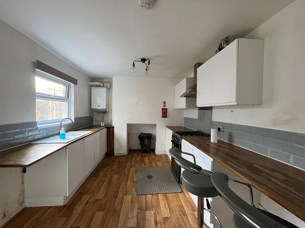 Property photo 3 of 12 Kitchen