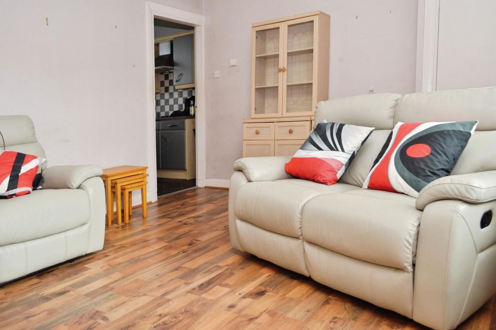 Property photo 3 of 11 Lounge