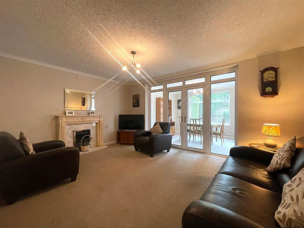 Property photo 2 of 18 Living Room