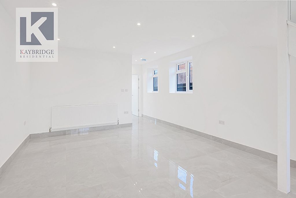 Property photo 3 of 11 Cudas Close, Epsom - Kt19 0Qf