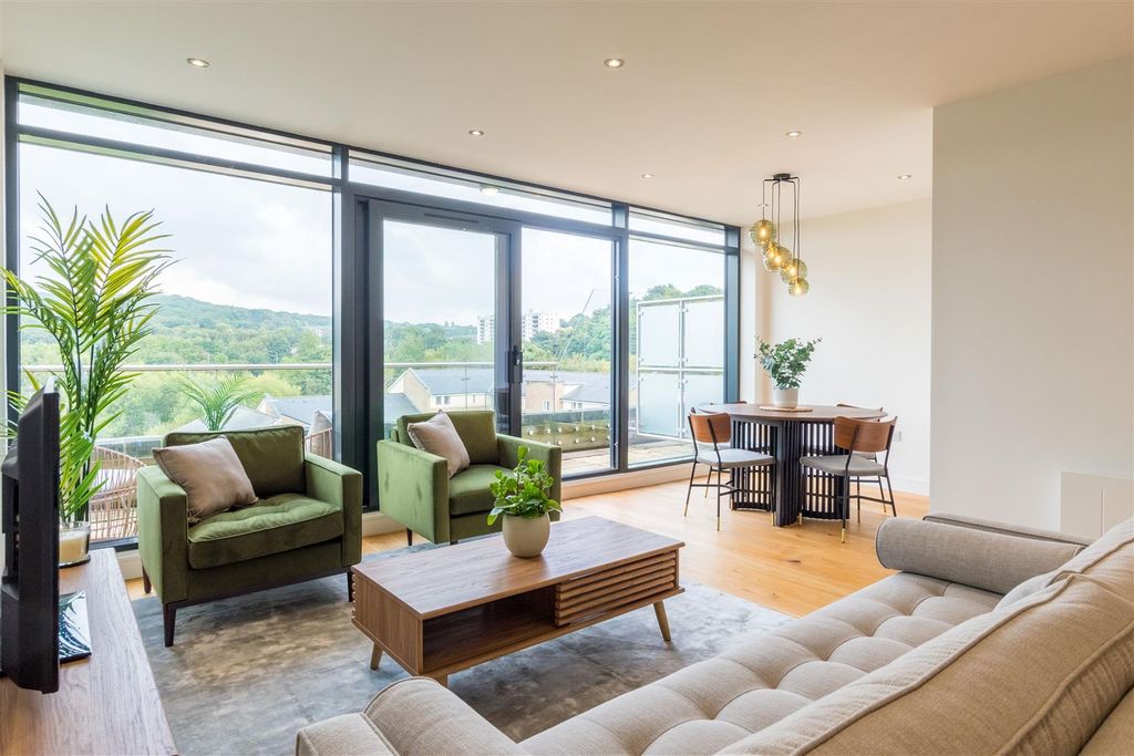 Property photo 2 of 25