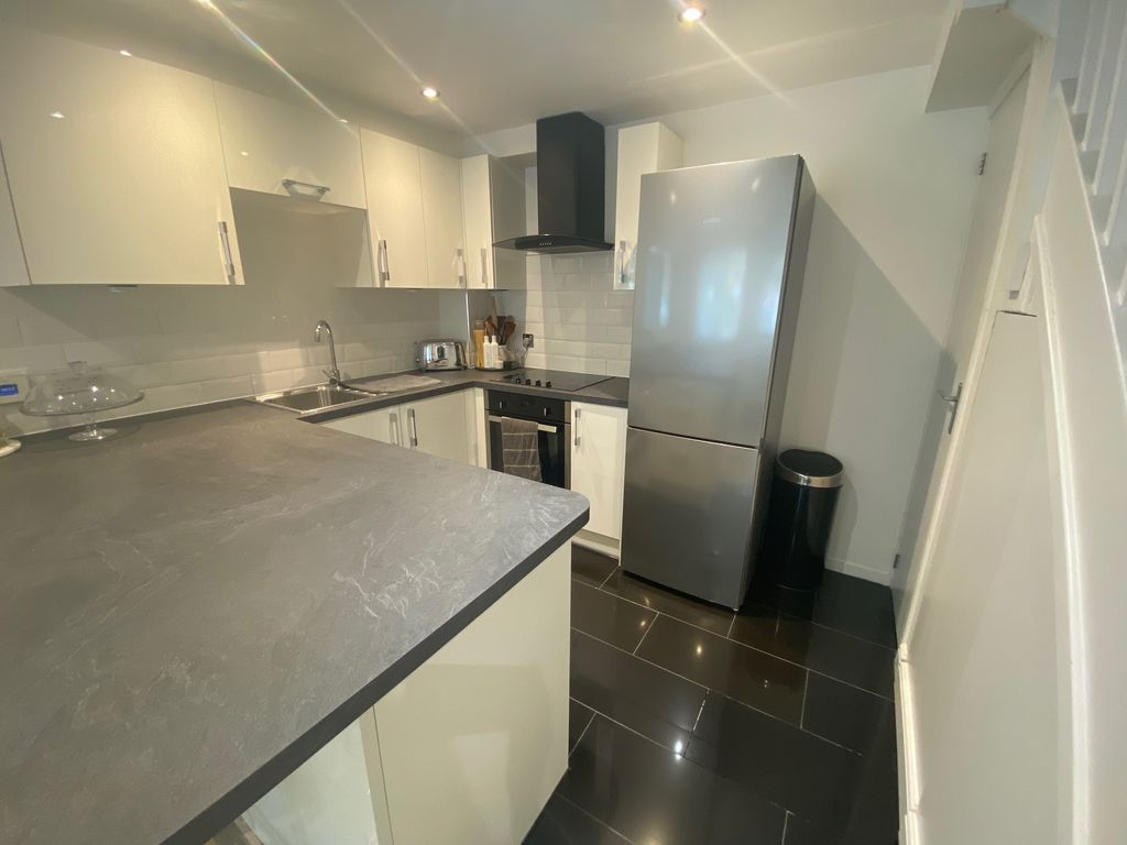 Property photo 2 of 6 Kitchen