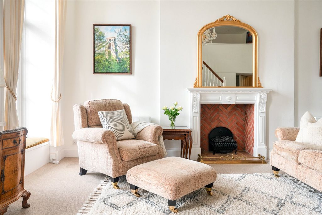 Property photo 3 of 8 Sitting Area