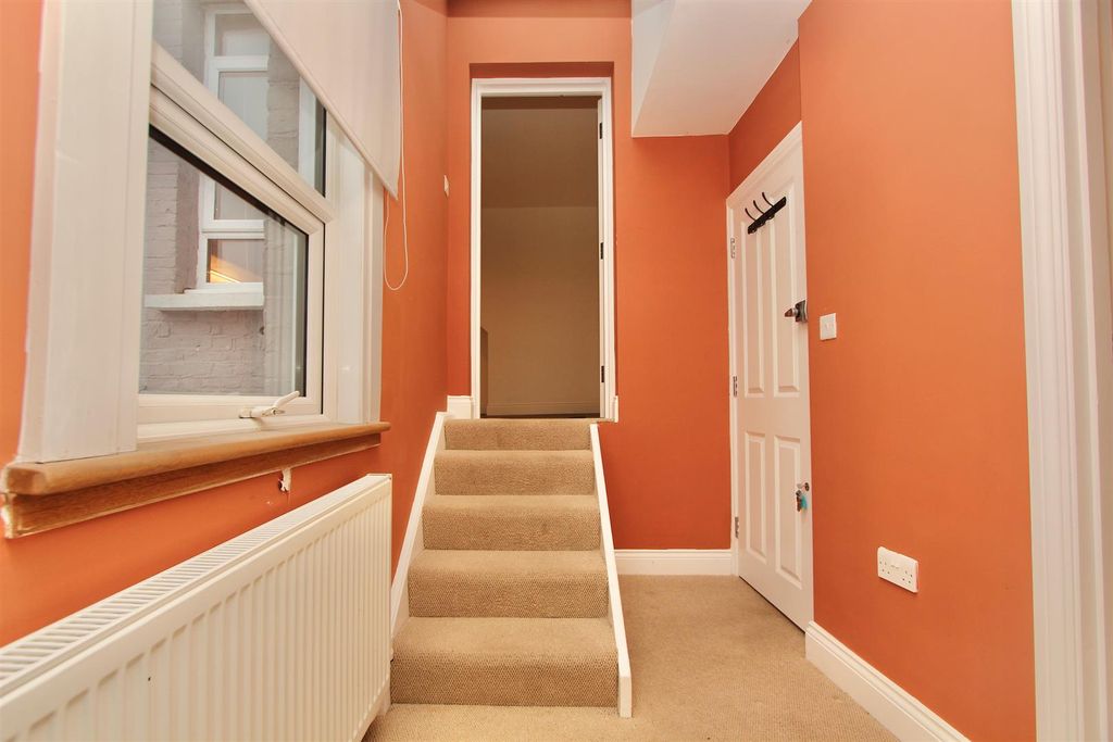 Property photo 3 of 14 Bethune Road, N16