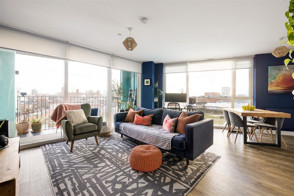 Property photo 1 of 41 Bundocks Walk, E3