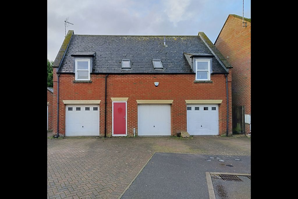 Property photo 1 of 11 Detached Coach House (Entire Inc. 3 Garages).