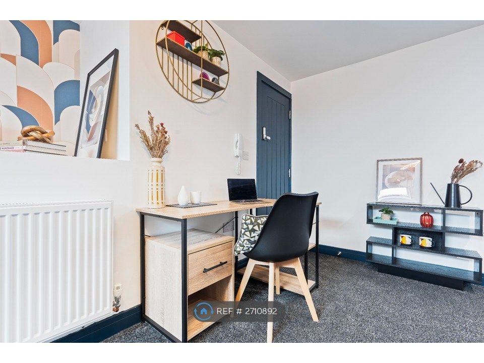 Property photo 3 of 14 Rm 6 Work Station