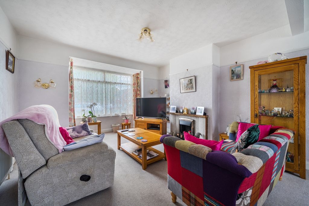 Property photo 3 of 21 1441142-4-69d8F674Bcb41