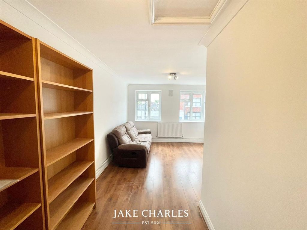 Property photo 3 of 9 3B27F04E-Bfe0-4807-8Fde-15c3c64ba24E.Jpg