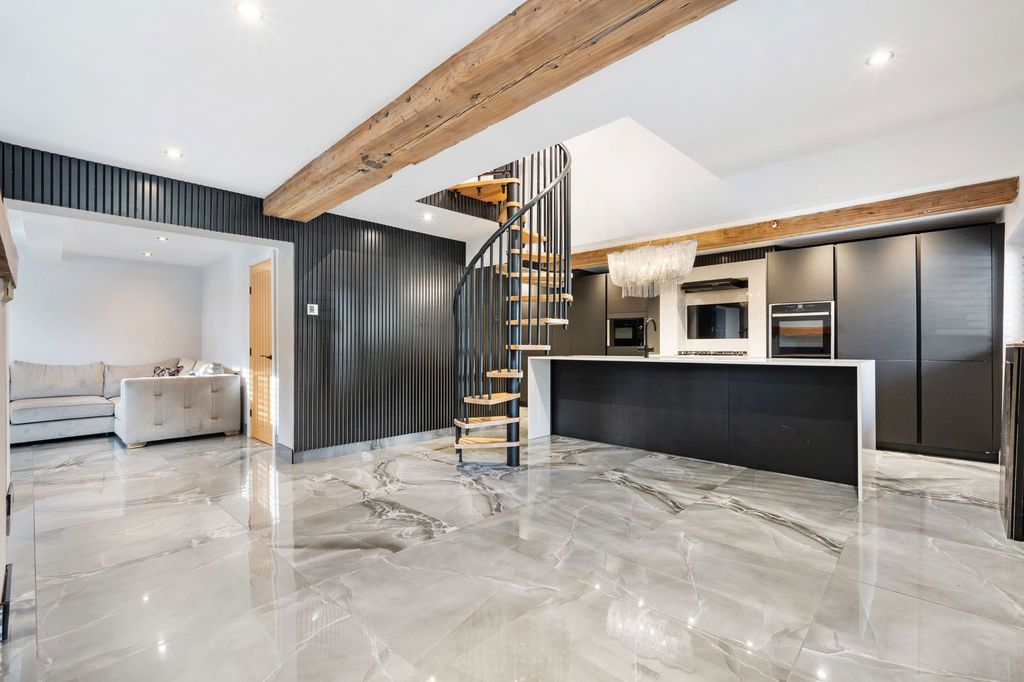 Property photo 2 of 40