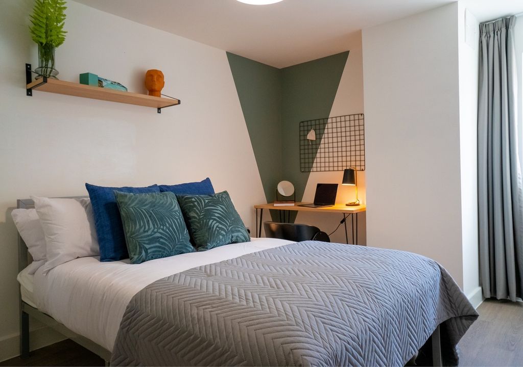 Property photo 1 of 6 A Spacious And Stylish Large Double Bedroom With m...
