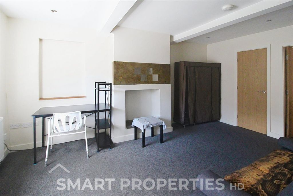 Property photo 2 of 6 Flat-4-611-Wakefield_00004.Jpeg