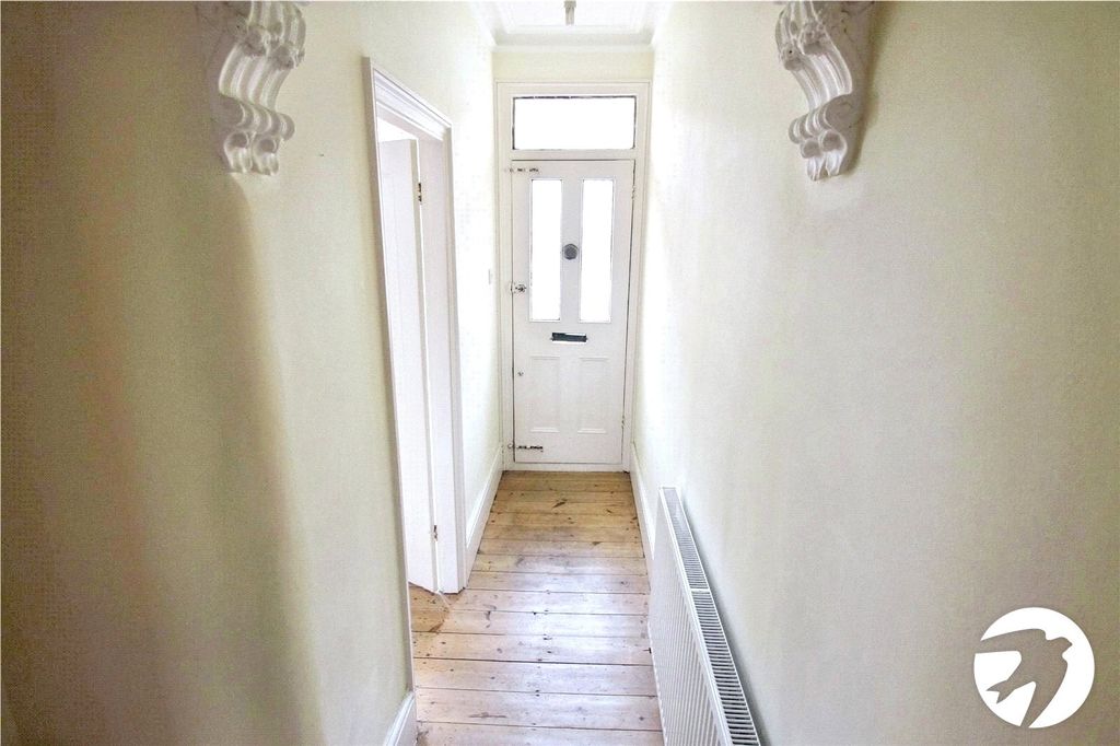 Property photo 3 of 7 Entrance Hall