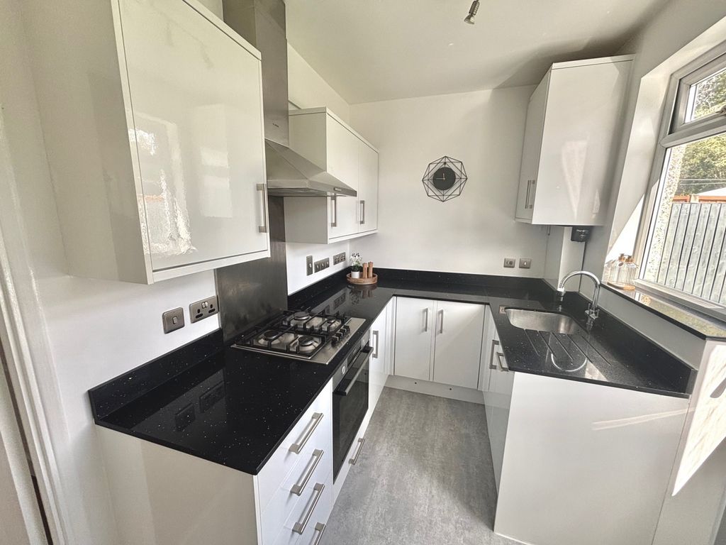 Property photo 3 of 8 Kitchen
