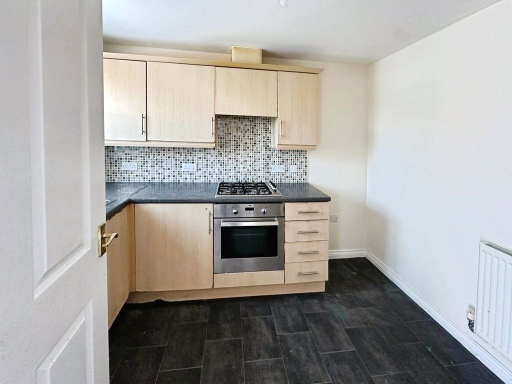 Property photo 3 of 11 Kitchen