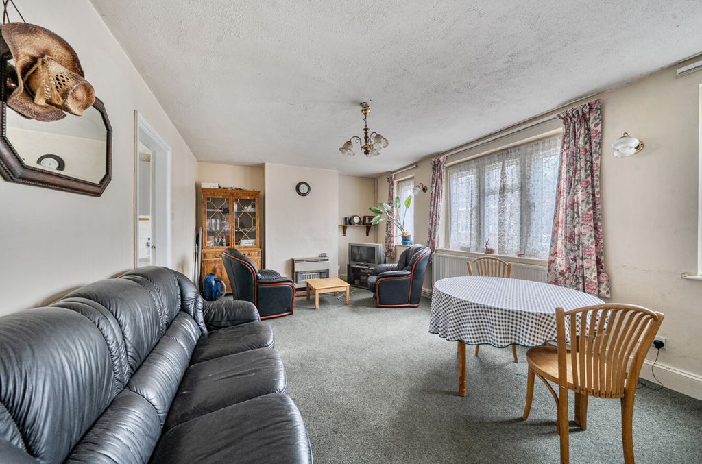 Property photo 2 of 10 Sitting Room