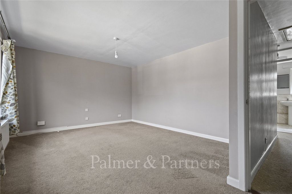 Property photo 3 of 11 Living Room