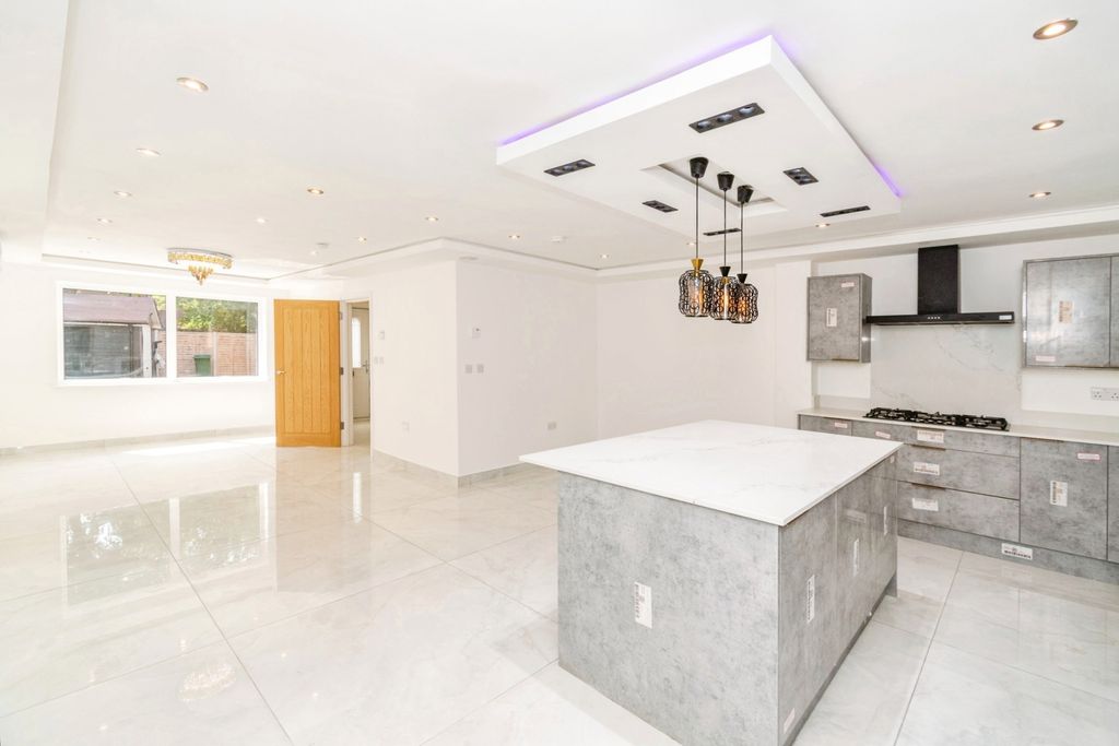 Property photo 3 of 26 Pbox-Img.Jpg
