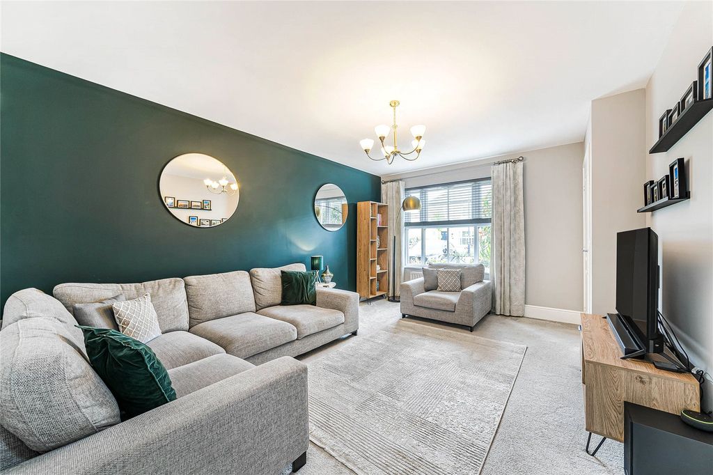 Property photo 2 of 31 Lounge