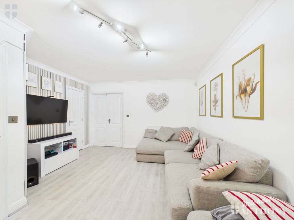 Property photo 2 of 14 Cam03218G0-Pr0794-Still004