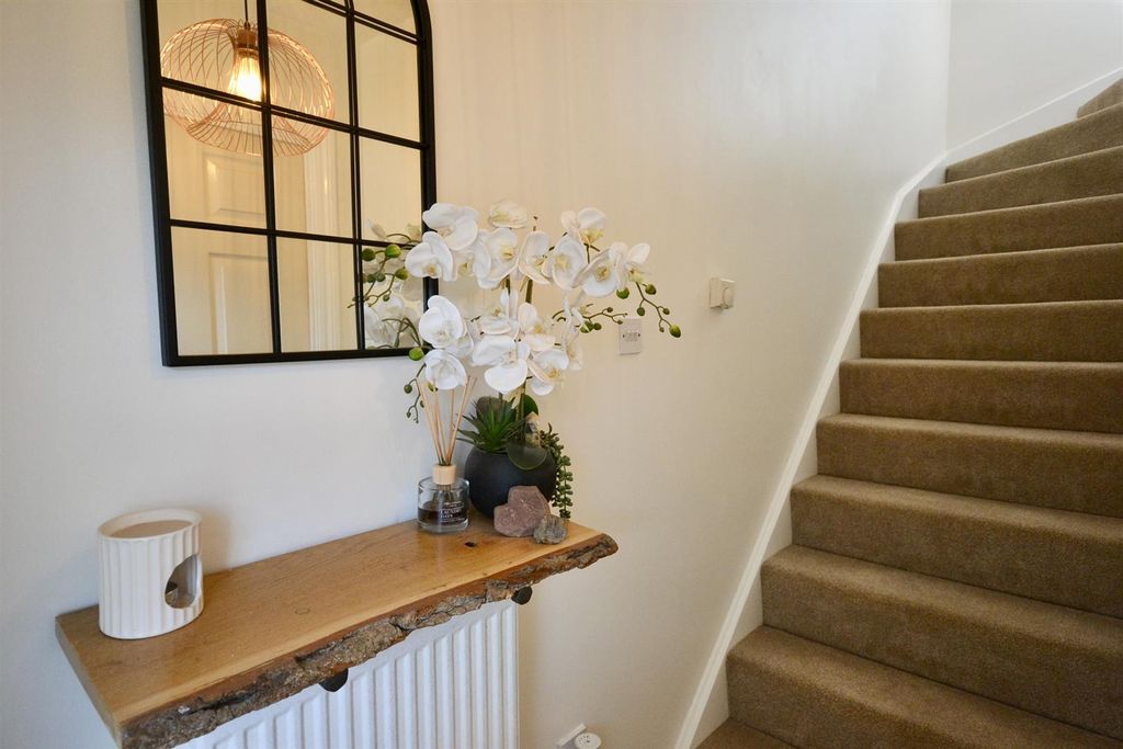 Property photo 3 of 25 Entrance Hall