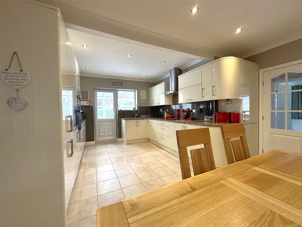 Property photo 2 of 26 Fabulous Modern Kitchen 830