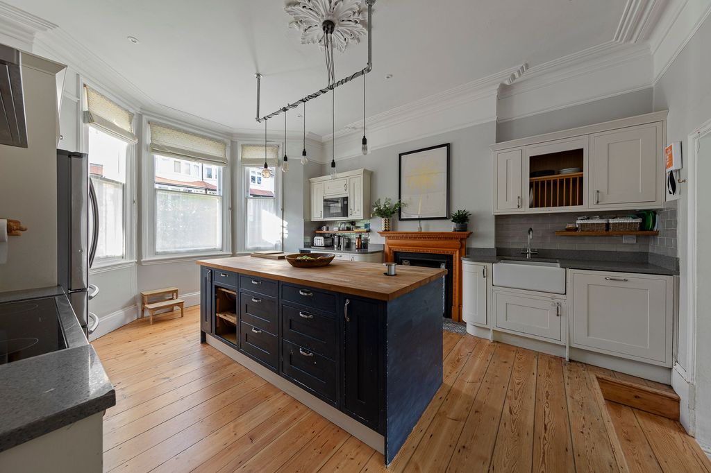 Property photo 3 of 38