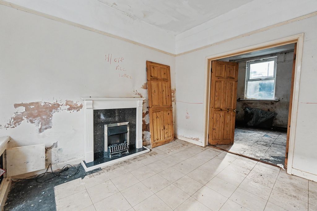 Property photo 3 of 18 8 Lilly Vale, Fairfield, Liverpool, L7 0Hh