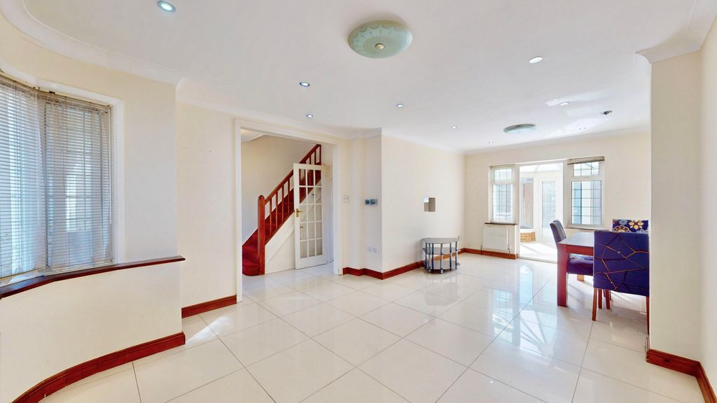 Property photo 2 of 32