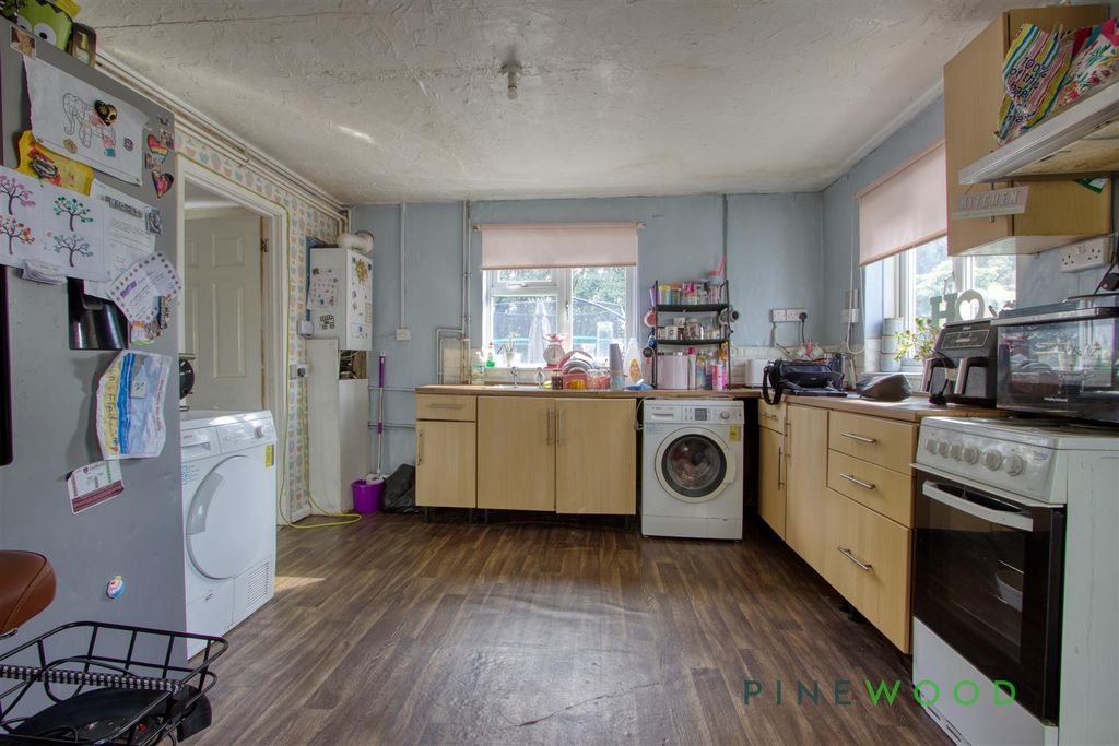 Property photo 3 of 9 Kitchen