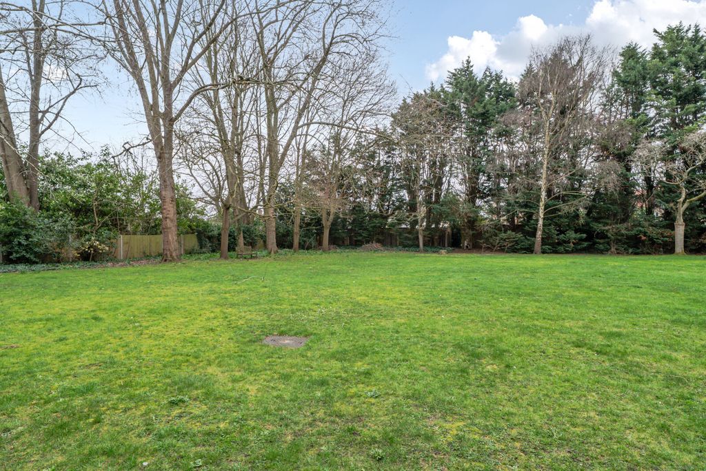 Property photo 3 of 11 Communal Gardens