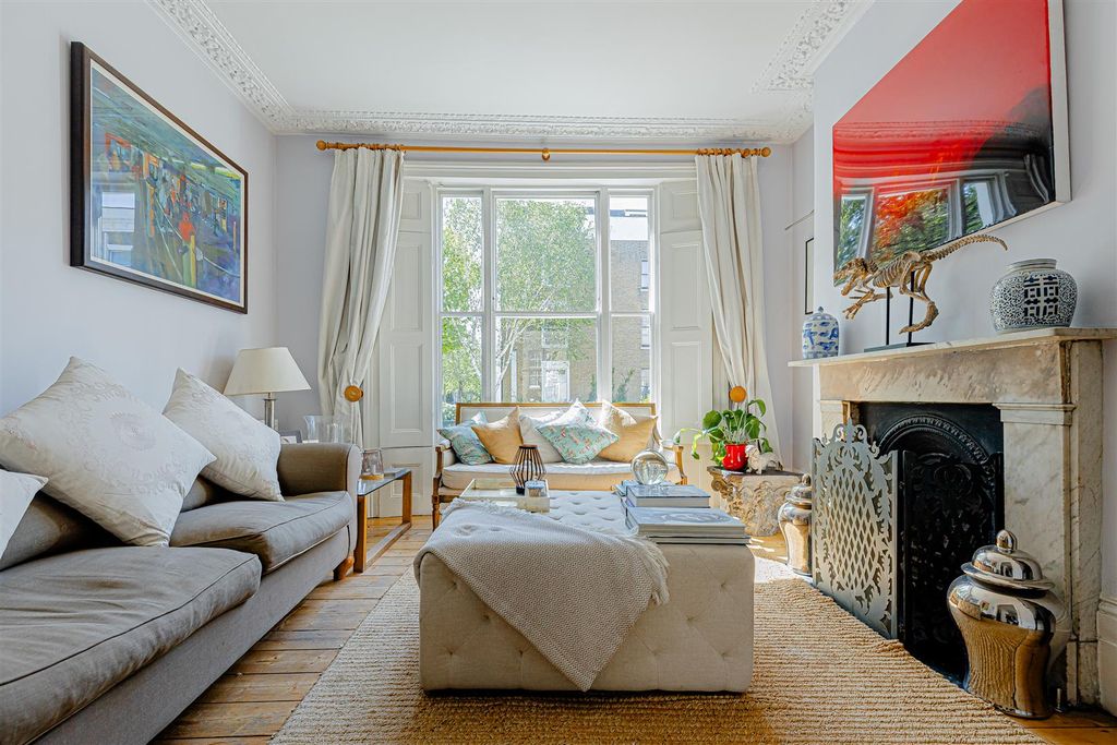 Property photo 2 of 35 Engelfield Road (31).Jpg