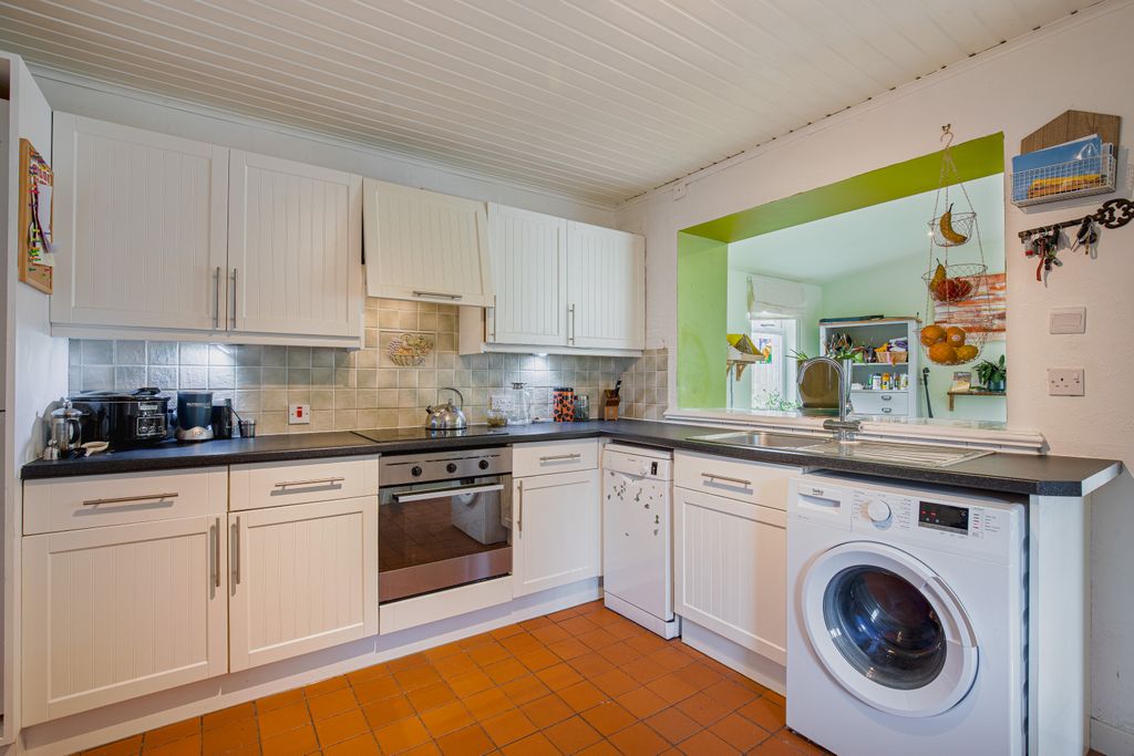 Property photo 3 of 25 Kitchen1