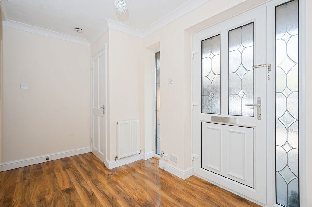 Property photo 3 of 17 Entrance Hallway