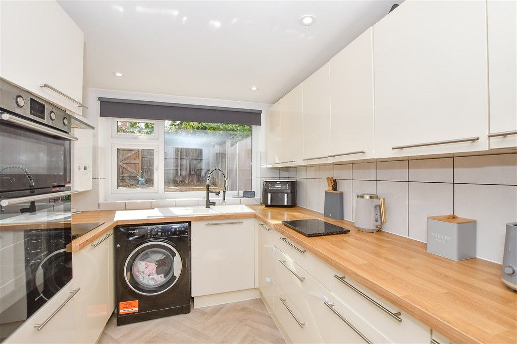 Property photo 2 of 8 Kitchen