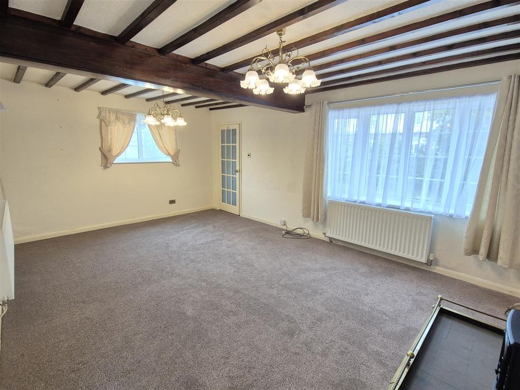Property photo 3 of 17 Lounge