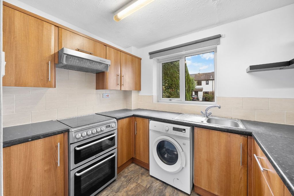 Property photo 3 of 10 Kitchen