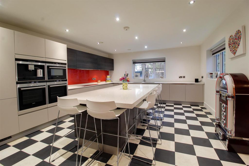Additional image 23 of 5 bed detached house for salePeplins Way, Brookmans Park AL9