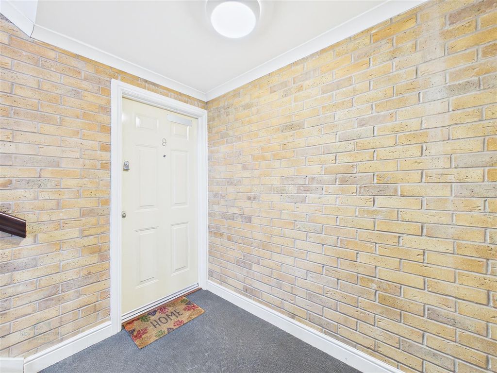 Property photo 2 of 14 Communal Entrance
