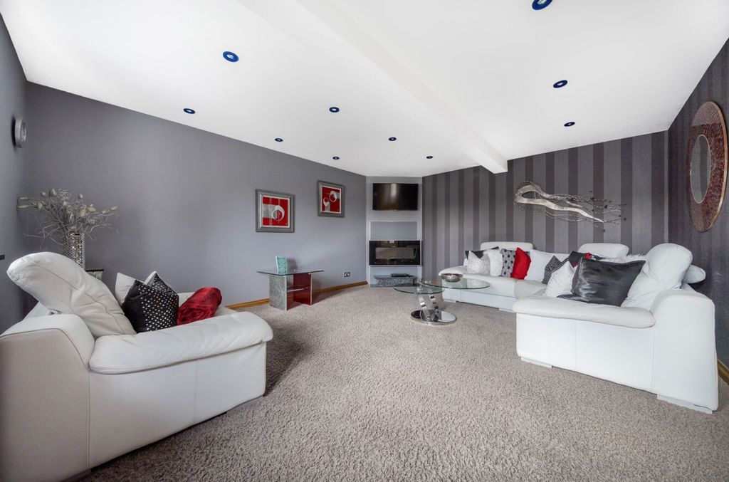 Property photo 2 of 33