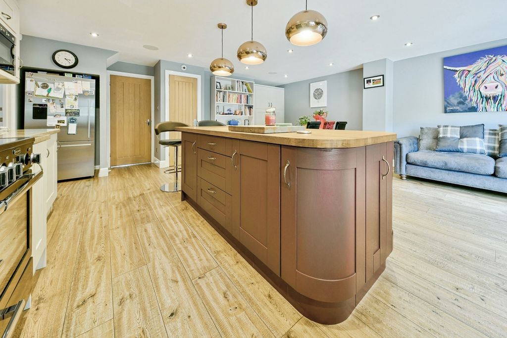 Property photo 3 of 31 Pbox-Img.Jpg