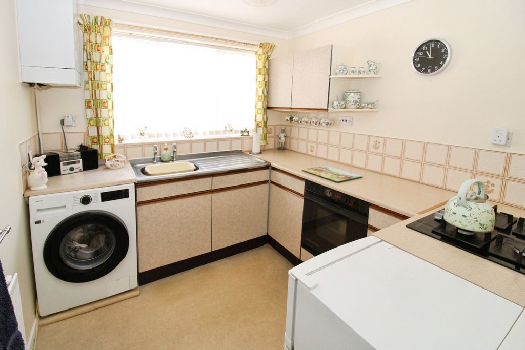 Property photo 3 of 12 Fitted Kitchen