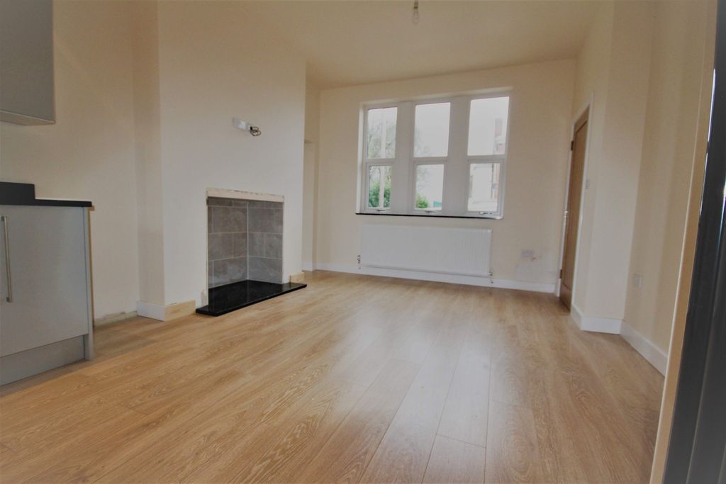 Property photo 3 of 10 Kitchen/Lounge