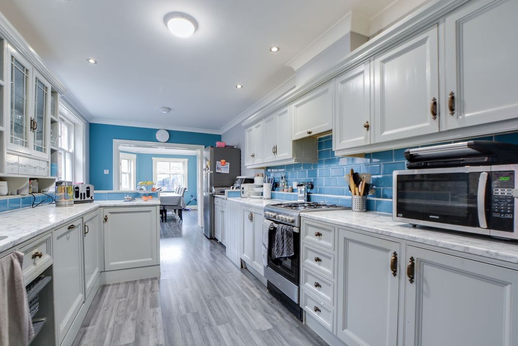 Property photo 2 of 32